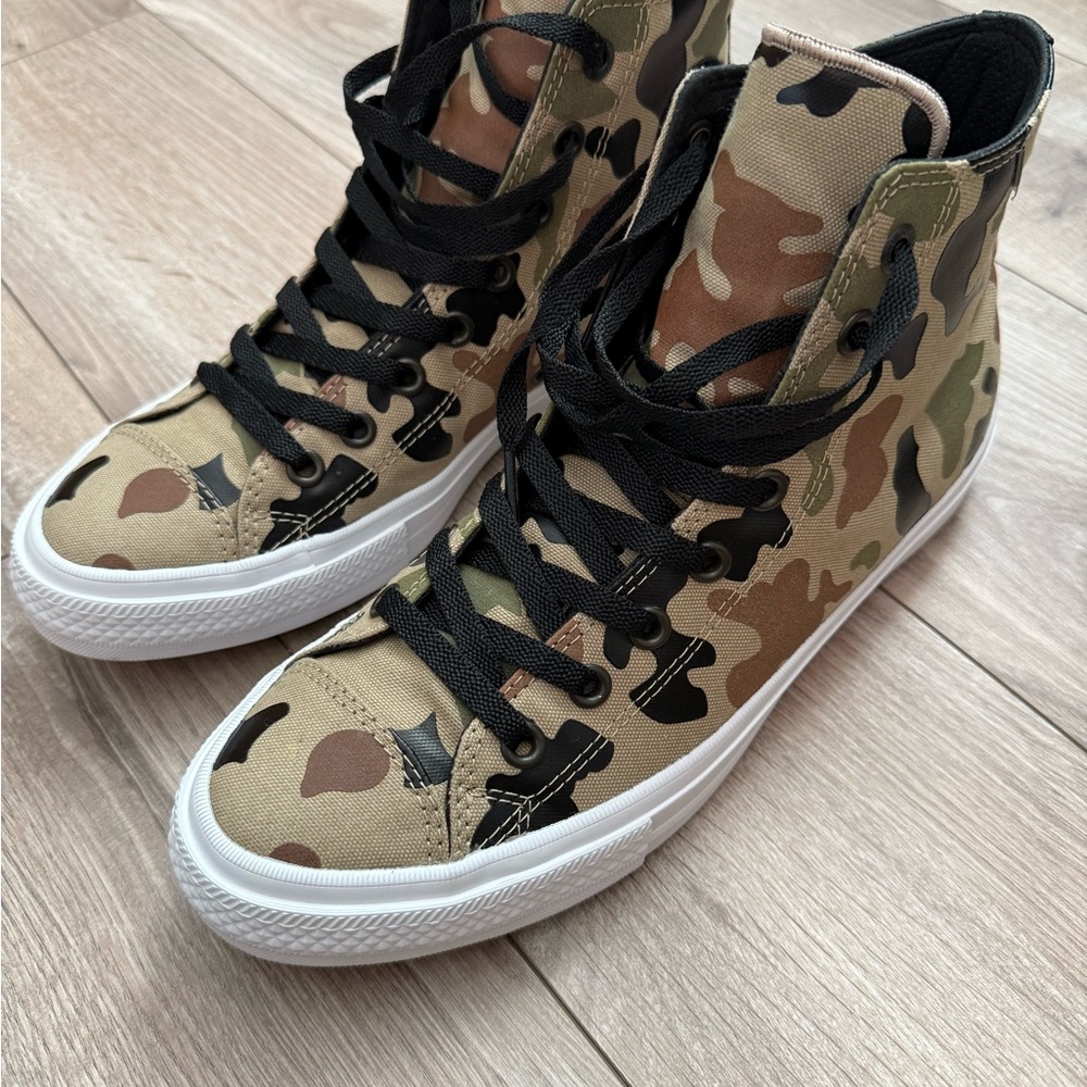 Like New Converse Chuck Taylor II Camo Sneakers Size 9